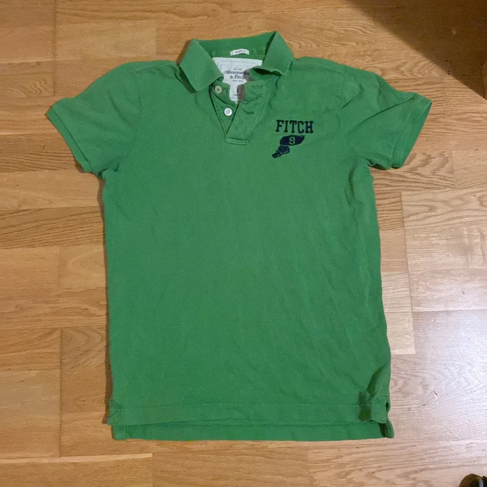 Grön vintage polo från tidigt 2000 tal. Väldigt sällsynt modell  Bra skick, knappt använd. Pris kan diskuteras . T-shirts.