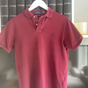 Ralph Lauren Piké  - Säljer nu en röd Ralph Lauren pike som är i riktigt bra skick. Skriv vid fler frågor och funderingar. 