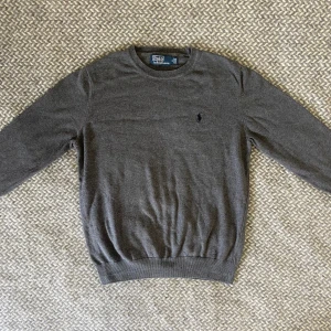 polo ralph lauren tröja - Grå crewneck/tröja från polo ralph lauren. Storlek S, sitter som en S/M. Nästintill nyskick. Inga skador eller fläckar. Hör gärna av dig vid frågor😉👊🏽