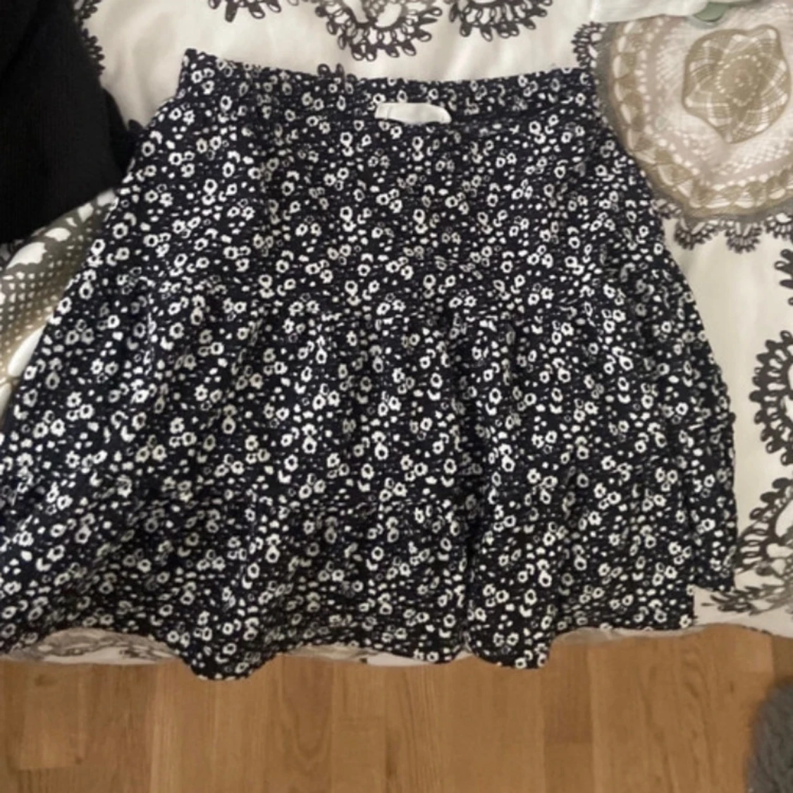 Svart kjol med vita blommor