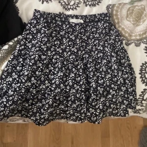 Svart kjol med vita blommor - Kjol