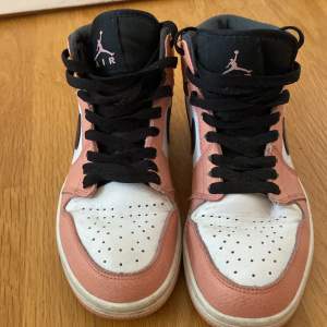 Ett par Nike Air Jordans sneakers i färgerna rosa, svart och vit. Storlek 38 men känns lite mindre. Använd ett fåtal gånger då dottern växte ur dom. 