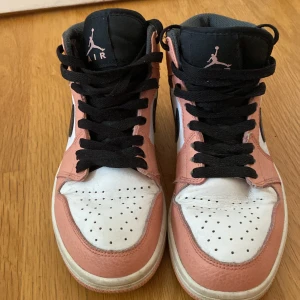Nike Air Jordans i rosa, svart och vit - Ett par Nike Air Jordans sneakers i färgerna rosa, svart och vit. Storlek 38 men känns lite mindre. Använd ett fåtal gånger då dottern växte ur dom. 