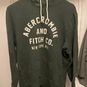 Abercrombie & Fitch hoodie - Mörkgrön hoodie från Abercrombie & Fitch. Använd men fint skick. Storlek M. 
