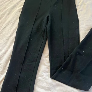 bootcut byxor  - bootcut byxor från gina tricot med sömmar på benen, nyskick, aldrig använda. 