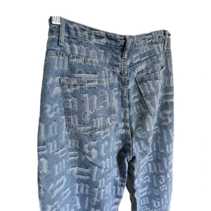 Jeans - Blåa jeans med fett mönster