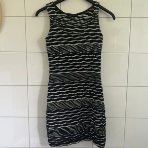 Klänning - Jag säljer denna klänningen i zebra mönster. Den har en väldigt fin passform. Bra skick. Kontakta mig för mer info eller bilder på den. 😊