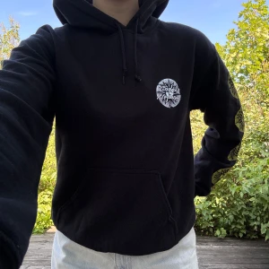 Cool hoodie med motiv! - JÄTTECOOL🤩🌟 svart hoodie med vita samt gula motiv på framsidan, baksida och armar, från Urban Outfitters. Storlek: XS, (fungerar dock på mig som är S/M). Material: 50% bomull + 50% polyester. :)