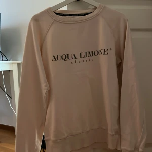 Tröja  - En rosa tröja från acqua limone i storlek s.