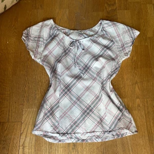 Rutig blus från Ragwear - Så fin blus i storlek 36 (dam S) med ett rutmönster i vitt, blått och rött!💓 