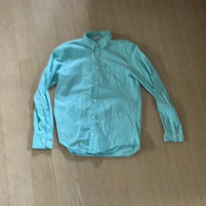 Blå skjorta  - Skjorta från hm storlek 158barn