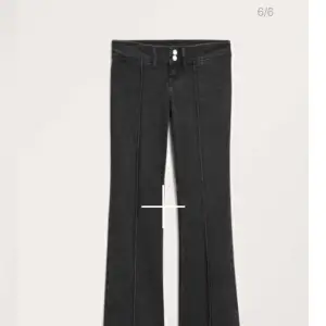 Säljer dessa populära väldigt lågmidjade jeans från monki nästan helt oandvända nypris 500kr säljer för 400kr pris går att diskutera❤️strl 25 32 men passar mig som har 28 egentligen❤️