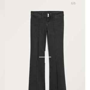 Populära jeans - Säljer dessa populära väldigt lågmidjade jeans från monki nästan helt oandvända nypris 500kr säljer för 400kr pris går att diskutera❤️strl 25 32 men passar mig som har 28 egentligen❤️