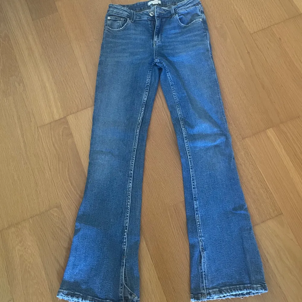 Lågmidjade jeans med slits i storlek 152 men passar xs. Bra i längd för mig som är 165. Jeans & Byxor.