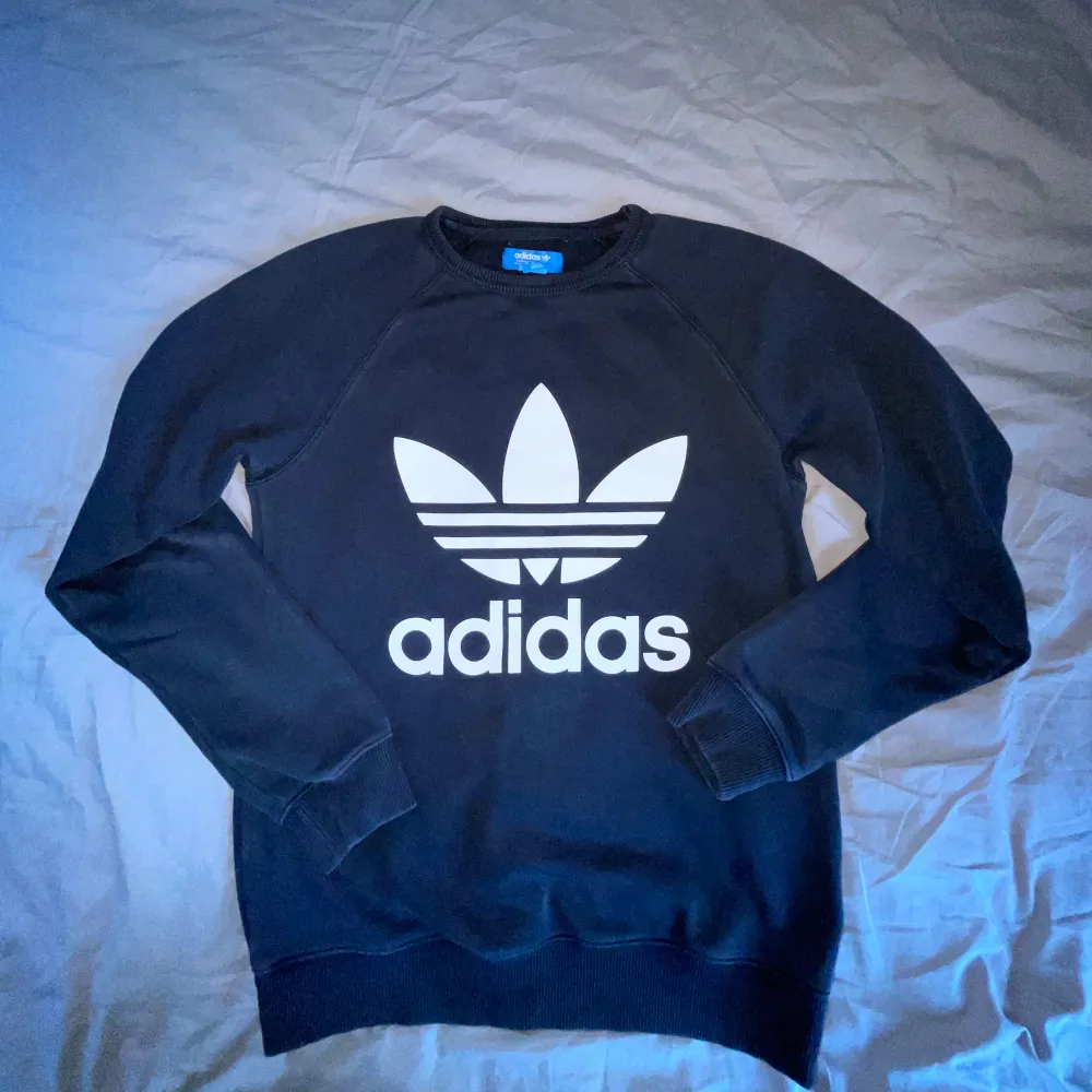 Säljer denna svarta adidas sweatshirt pga. har vuxit ur den. Storlek XS men passar även S. Adidas logon är hel och inte urtvättad.. Hoodies.