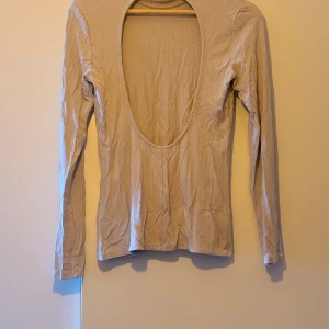 Blus 👚  - Fin blus i grå färg, bara provat och passade inte mig.  