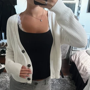 Stickad kofta - Stickad kofta från Lager 157, den kommer inte längre till användning