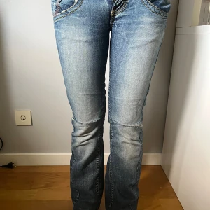  Low waist jeans - Assnygga low waist flare jeans med hål på båda knäna från Killah! 💞 Skitsnygga fickor och väldigt low waist! Skriv privat för frågor, bilder m.m. 💞Jag är 158! Tryck gärna köp nu! 💞