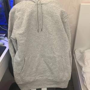 Säljer min grå selected homme hoodie då jag inte använder den  Använt den cirka 2 gånger som ny 