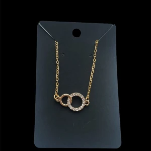 bianka necklace guld  - jättefint guld halsband som är gjort av rostfritt stål!