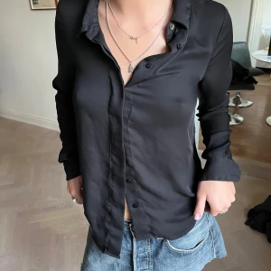 Svart blus - Svart blus i satin!☺️Supersöt och kan användas både till vardags och uppklädd💞💞
