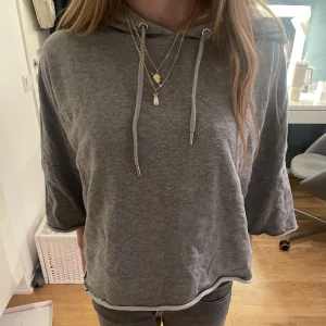 Hoodie med avklippta ärmar - Hoodie med avklippta ärmar! Passar nån i storlek xs-m🥰❤️