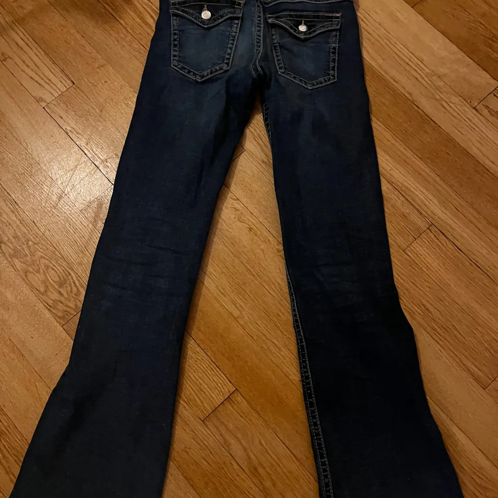 JÄTTESNYGGA jeans från Gina Tricot Young! Hyfsat bra skick och säljer då de har blivit för små!🥰. Jeans & Byxor.