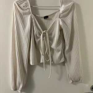 Vit topp - Vit långärmad topp med knyt fram