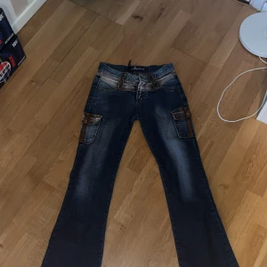 Jättesnygga lowwaist jeans - Så coola jeans med fickor på både rumpan och på sidan av låren, inga bilder på då de ej passar mig längre också därför jag säljer dem! Priset är inte hugget i sten❤️
