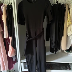 Byxdress med knytskärp - Byxdress med knytskärp 🔥 Garderobsrensning på gång! Jag säljer detta fantastiskt plagg från mitt djur- och rökfria hem. 🛍️💫  Se gärna mina andra annonser för rabatt och samfrakt!✨