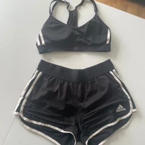 Sport set - Säljer detta Adidas sport set då de ej används längre. Sport bh:n har lite defekter då den är använd mer (kan skicka bild privat). Finns även enskilda annonser om man bara vill ha en (kolla min profil). Men köper man som set är de billigare.☺️🫶🏼