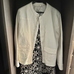 Vit jeansjacka  - Så fin vit jeansjacka köpt på arket i Stockholm men kommer ej till användning.