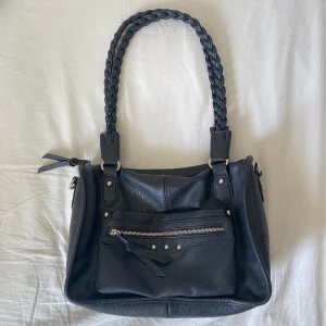 Axelväska  - Rymlig svart handväska i läderimitation.  I bra skick. Längd 32 cm. Höjd 25 cm. Skriv privat för frågor eller flera bilder ❤️