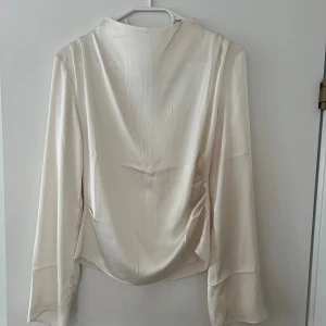 Satin topp - Jättefin satin topp från H&M, endast använd en gång💕