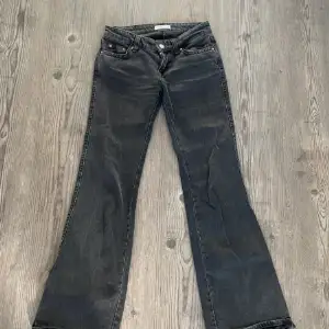 Snygga jeans använd en gång för länge sen!! Kostade 500kr i butik. Pris kan diskuteras vid snabb affär💓Sista bilden lånad då dom är för korta på mig