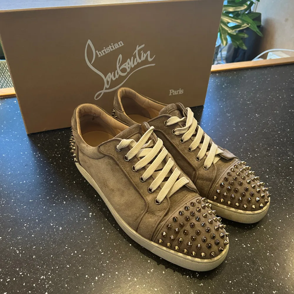 Kollar nu intresset på mina feta Louboutin skor i en väldigt rare colourway. Nypris på dessa är ca 9000kr. Allt OG medkommer. Skorna är i fint skick och alla nitar sitter kvar. Bara att höra av sig vid minsta lilla fundering!. Skor.