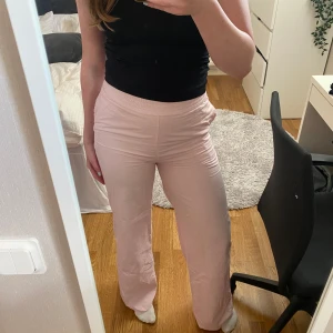 Rosa byxor  - Rosa byxor från bikbok med smala vita ränder, fint skick
