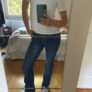 Lågmidjade utsvängda jeans  - Nyinköpta jeans från statsmissionen,men har många liknade jeans hemma så säljer dessa. 