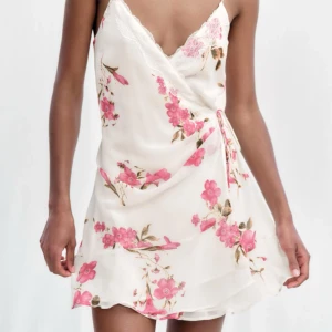 Blommig zaraklänning✨ - Säljer denna superfina blommiga zaraklänning pga den var för tight vid brösten. Annars är den superfin och passar super nu till sommaren! Den är aldrig använd🥰