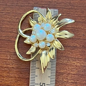 Brosch guldig löv med pärlor retro vintage stil - Vet inte material. 