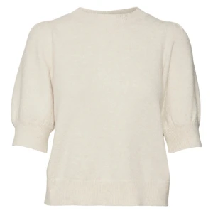 Stickad veromoda tröja med korta ärmar - Stickad tröja med korta ärmar från vero moda. Beige/vit, Storlek xs och lite nopprig därav priset🫶🫶skriv för egna bilder