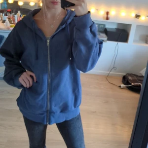 Blå hoodie - Säljer en blå zip-hoodie från Gina Tricot. Superbra att ha! 🩵 Oversized!! 