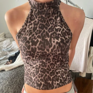  Leopard topp  - Helt ny lappen är kvar jag säljer denna för att passformen passar inte riktigt mig 💕
