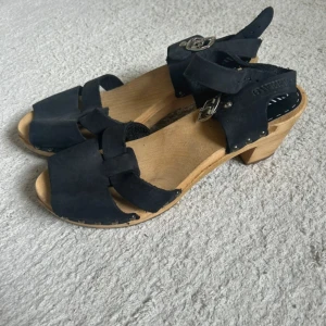 Sandaletter med klack  - Sandaletter/ träskor från Sweeks med låg klack!❤️ De är använda men i gott skick utan slitningar. ❤️ Storlek 40 men kan upplevas små i storlek så passar även 39-40.  Pris går att diskutera!❤️