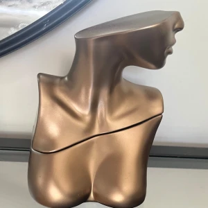 Parfym  - Parfym från Billie Eilish, luktar jätte gott men kommer tyvärr inte till användning. Det är ungefär 90 ml av 100 ml kvar💗