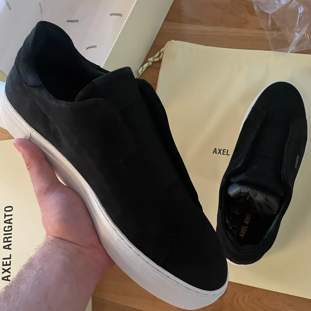 Axel Arigato clean 360 laceless helt nya!!! Storlek 45 säljer dom eftersom dom är för stora på mig.  Om ni vill ha den för en bättre pris skriv till mig. . Skor.