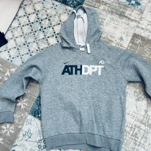 Nike tröja  - Använd 2-3 gånger passar inte mig längre