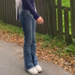 Lågmidjade bootcut jeans  - As snygga bootcut jeans ifrån Gina tricot 💋 Säljer då de knappt används längre! Enda defekten jag hittar är att ”lappen” där bak är lite trasig, men absolut ingenting man märker när man har på sig de 💋nypris 500kr, skriv innan ni trycker p köp nu 💋