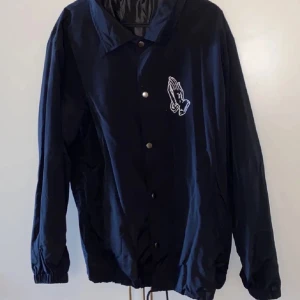 Vindjacka/windbreaker - Coolaste vindjackan från ett okänt märka som använts en del men fortfarande har mycke att ge. Passar till det mesta då den är svart/vit och är bara en jävligt fet jacka. Priset är inte hugget i sten