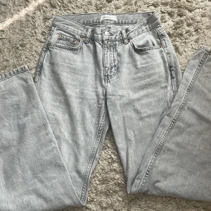Low straight jeans   - Low straight jeans från Gina Tricot, knappt använda och inga defekter.💕 Strl 34  Orginal pris 499 kr, säljs för 200 kr💞